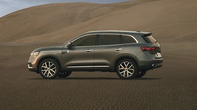 A Renault Koleos moving on the mountains